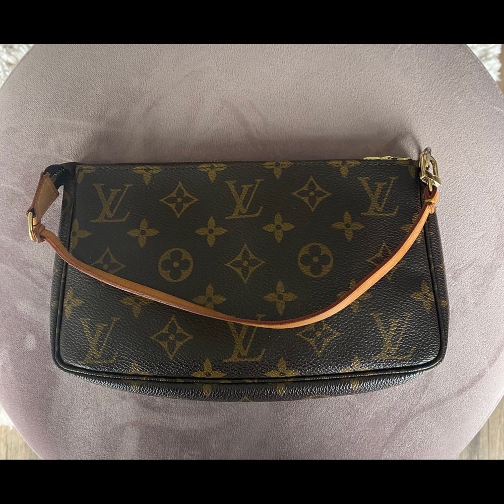 Authentic Louis Vuitton Monogram Pochette